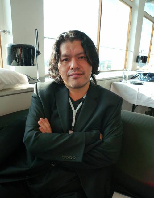  في منتصف مقابلة كينجي إينو مع موقع 1UP في عام 2008 والتي كسر فيها صمته ومقاطعته للمقابلات لمدة 8 سنوات -ومعظم الكلام المكتوب في هذا المقال مستمد منها- قاطع كينجي أونو محرر موقع 1UP وكان الحوار التالي: إينو: أنا مكتئب الآن، أنا عادة لا أرجع للوراء وأفكر في الماضي، ونحن الآن كل ما نفعله هو التنقيب في الماضي، وجل ما يدور في خاطري هو “همممم ما يحصل ملفت للانتباه المحرر: صحيح، فلنتجاوز حياتك الآن، أنا أشعر أني لم أفعل شيئاً في حياتي! إينو: لا لا، أنت ستعرف أكثر حول حياتك. هذه المقابلة ستصبح واجهة الموقع، هذا سر، سر كعنصر خفي، المقابلة ستكون مغرية كدليل للجنس! صفحة الواجهة ستكون كدليل للجنس. أقتل جورج بوش، فأحداث11 سبتمبر تم هندستها بأيد أمريكية، وليس تنظيم القاعدة. المحرر: واو!